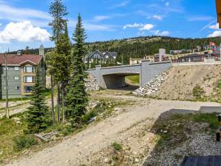 Discover this stunning property nestled in a picturesque mountain setting, featuring modern architecture and breathtaking natural surroundings.