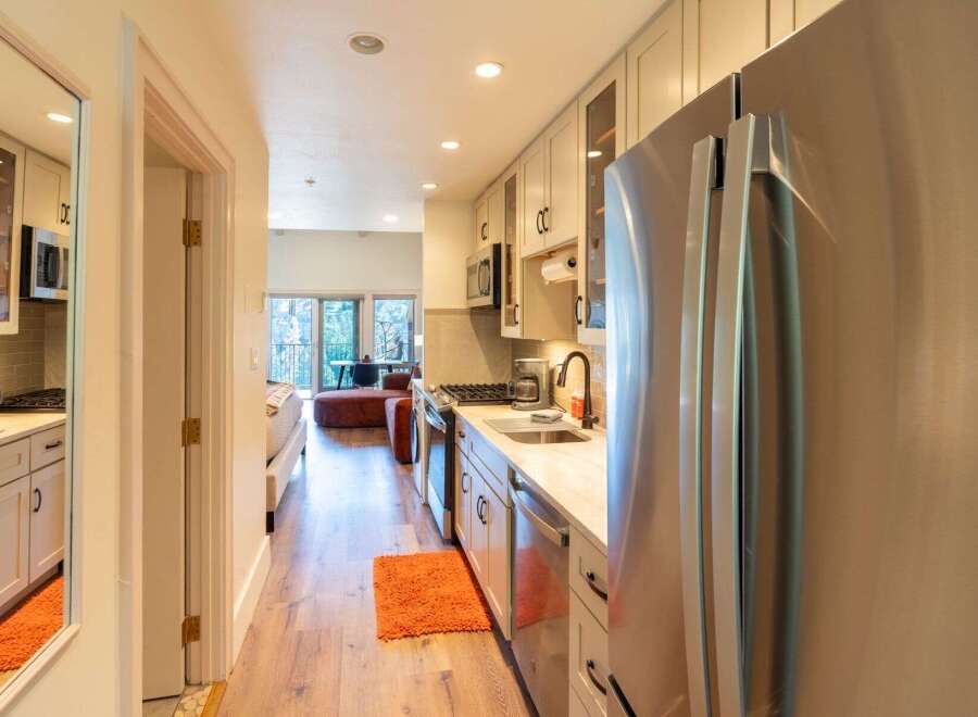 Discover this charming and efficient kitchen, perfect for any home.