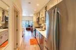 Discover this charming and efficient kitchen, perfect for any home.