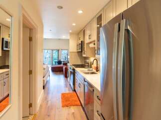 Discover this charming and efficient kitchen, perfect for any home.