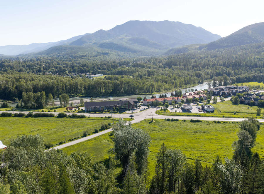 Discover this stunning property nestled amidst breathtaking mountain scenery and lush greenery.