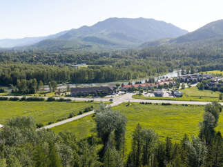 Discover this stunning property nestled amidst breathtaking mountain scenery and lush greenery.
