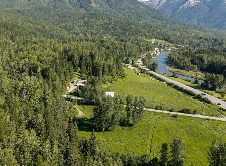 Discover this stunning property nestled amidst breathtaking mountain scenery and lush greenery.