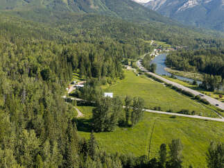 Discover this stunning property nestled amidst breathtaking mountain scenery and lush greenery.