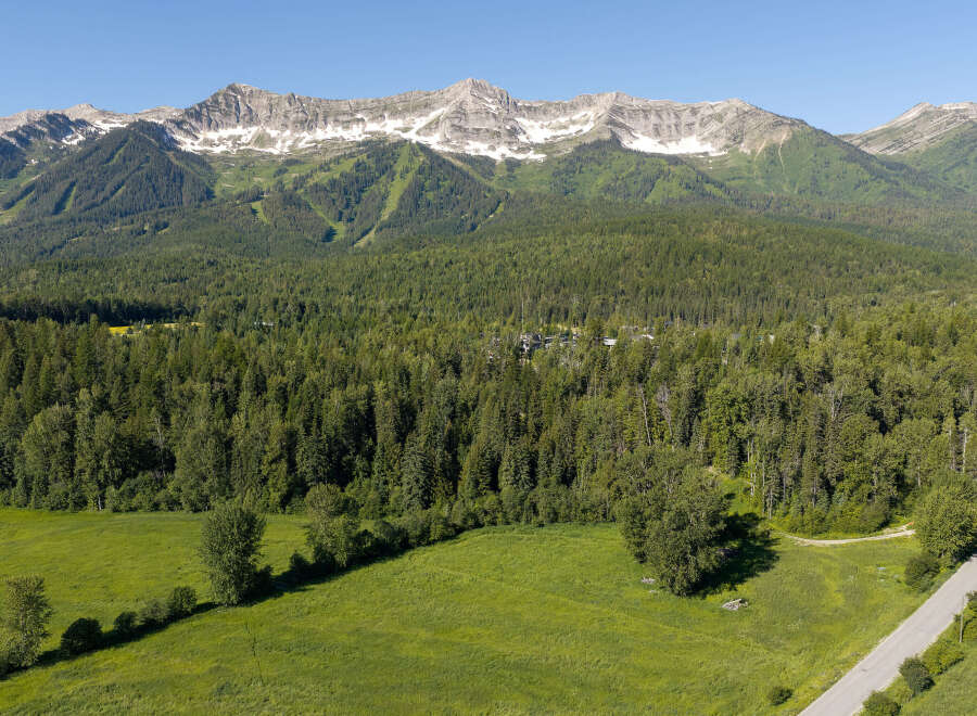Discover breathtaking mountain views and serene natural beauty from this stunning property.