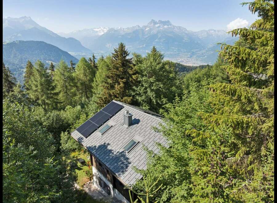 Experience sustainable living with this charming mountain home, featuring a modern roof equipped with solar panels for eco-friendly energy generation.