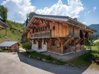 Experience rustic charm in this stunning wooden chalet, nestled amidst a picturesque mountain landscape.