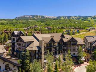Experience luxury mountain living in this stunning property, featuring modern architecture and breathtaking views.
