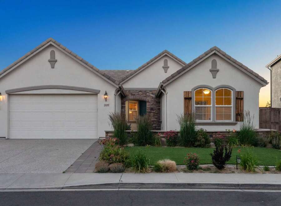 Discover this charming single-story home featuring a stucco exterior and a welcoming facade.