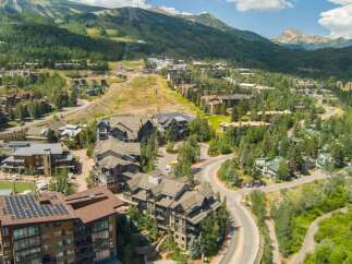 Experience luxury mountain living in this stunning property, featuring modern architecture and abundant natural light.