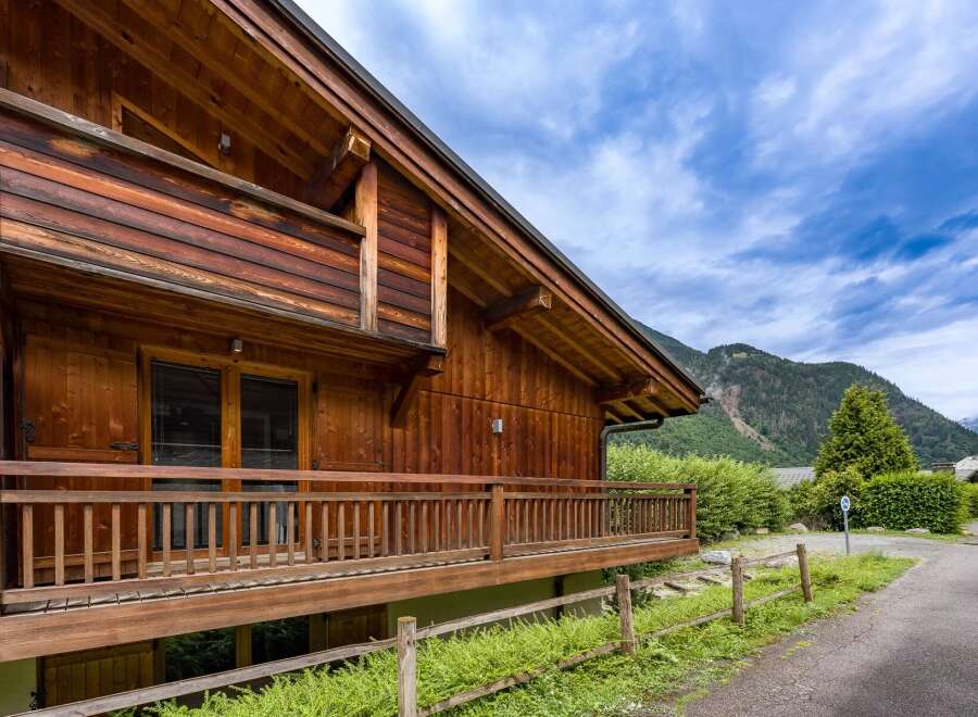 Experience alpine charm in this stunning wooden chalet, featuring a spacious balcony perfect for enjoying mountain views.