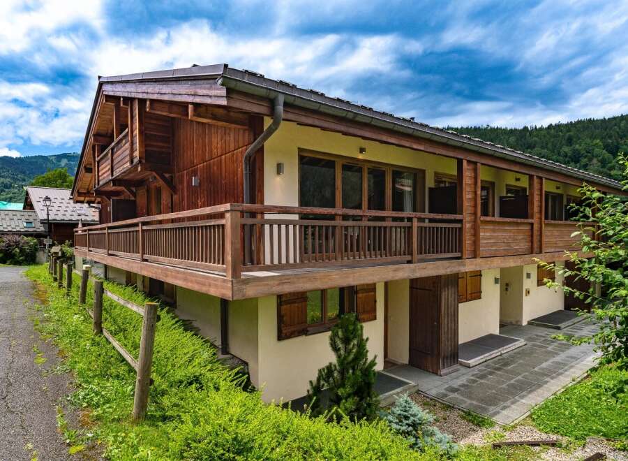 Experience alpine living in this charming wooden chalet, featuring a spacious balcony perfect for enjoying mountain views.