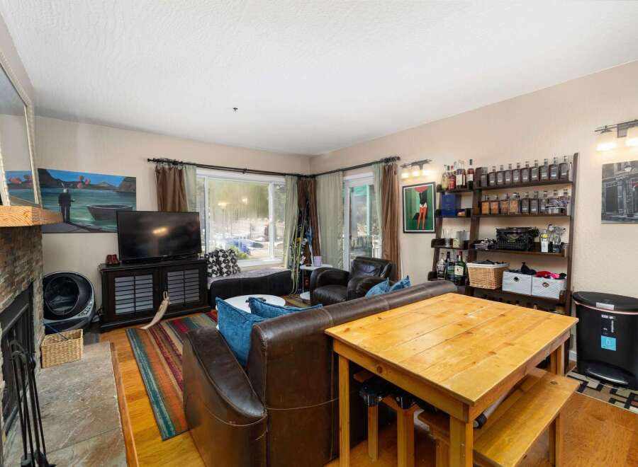 This inviting living space features a cozy seating area with plush leather sofas and comfortable accent pillows, perfect for relaxation.