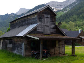 Discover this rustic property nestled against a backdrop of majestic mountains and lush forests.