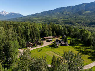 Discover this stunning mountain retreat nestled amidst lush forests and majestic peaks.