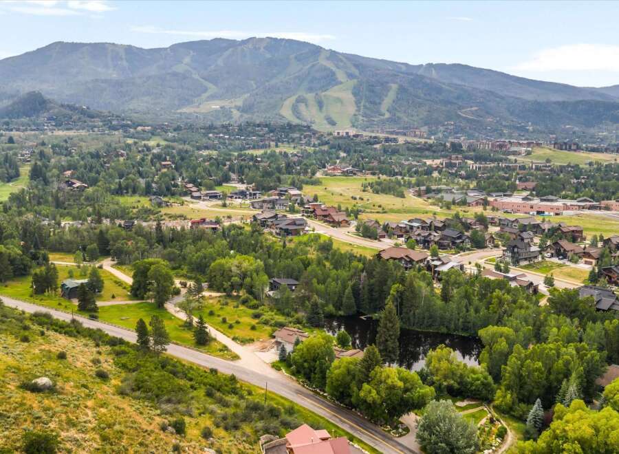 Discover this stunning mountain retreat offering breathtaking panoramic views of the ski slopes and surrounding natural beauty.