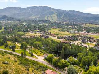 Discover this stunning mountain retreat offering breathtaking panoramic views of the ski slopes and surrounding natural beauty.