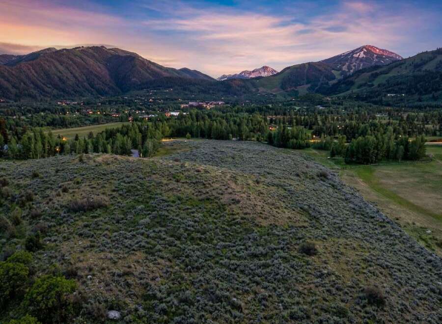 Experience breathtaking mountain views from this stunning property, perfect for those seeking tranquility and natural beauty.