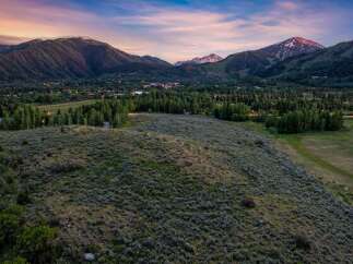Experience breathtaking mountain views from this stunning property, perfect for those seeking tranquility and natural beauty.