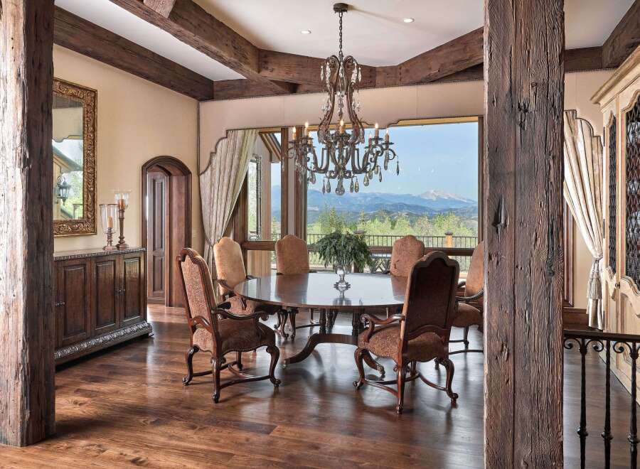 Experience luxurious dining with this stunning round table, perfect for intimate gatherings or grand celebrations.