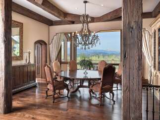Experience luxurious dining with this stunning round table, perfect for intimate gatherings or grand celebrations.