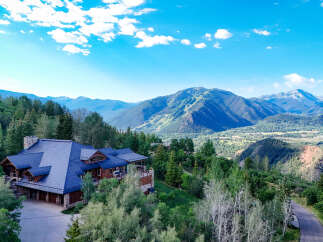 Experience luxury mountain living in this stunning estate, nestled amidst breathtaking panoramic views of the surrounding peaks and valleys.