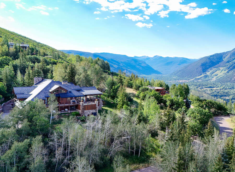 Experience luxury mountain living in this stunning estate, nestled amidst lush greenery and offering breathtaking panoramic views of the valley and surrounding peaks.
