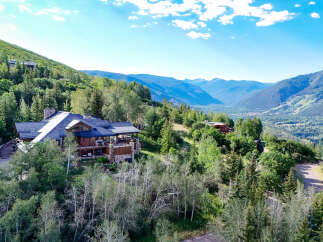 Experience luxury mountain living in this stunning estate, nestled amidst lush greenery and offering breathtaking panoramic views of the valley and surrounding peaks.