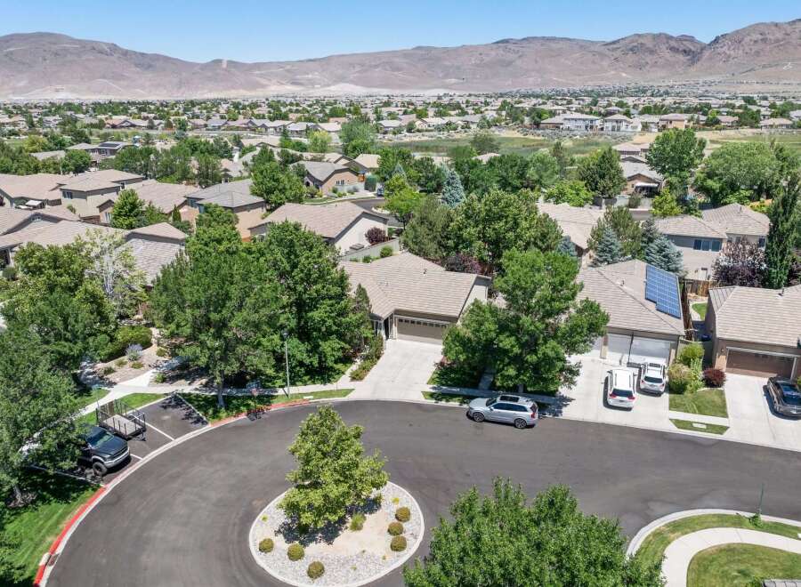 Discover this stunning home nestled in a desirable neighborhood, offering a perfect blend of comfort and style.