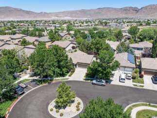 Discover this stunning home nestled in a desirable neighborhood, offering a perfect blend of comfort and style.