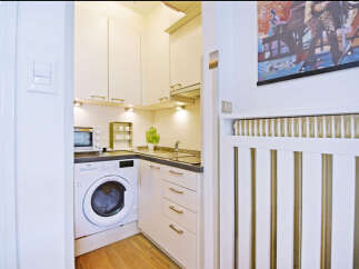 Discover this compact and efficient kitchen, perfect for modern living.