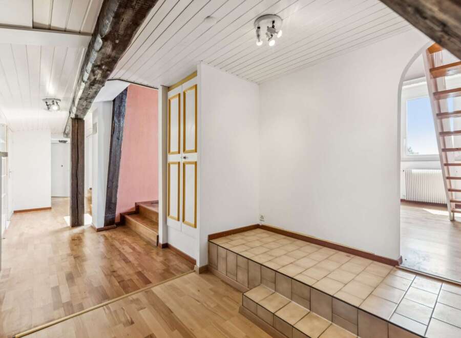 Discover this charming interior featuring exposed wooden beams and a bright, airy atmosphere.