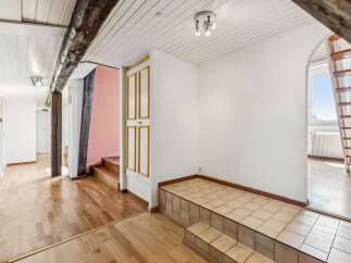 Discover this charming interior featuring exposed wooden beams and a bright, airy atmosphere.