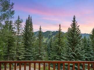 Experience breathtaking mountain views from this stunning property, perfect for nature lovers and outdoor enthusiasts.