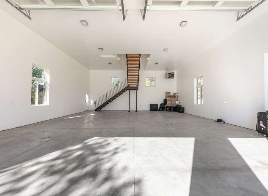 Discover this spacious and versatile garage, perfect for any automotive enthusiast or for ample storage needs.