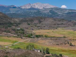 Discover this stunning property nestled amidst rolling hills and expansive meadows, offering breathtaking panoramic views of majestic mountains.