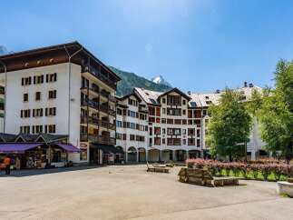 Discover this charming property located in a vibrant town square, perfect for those seeking a lively atmosphere.