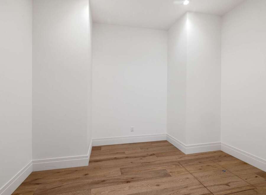 Discover this versatile empty room, perfect for a home office, storage, or creative studio.