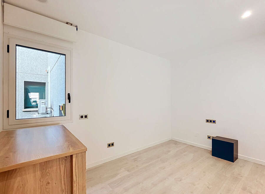 Discover this bright and airy room featuring a large window that floods the space with natural light.