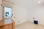 Discover this bright and airy room featuring a large window that floods the space with natural light.