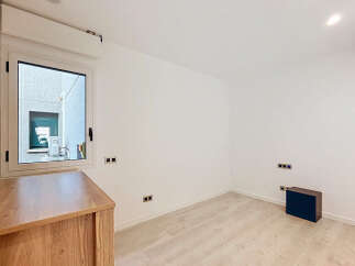 Discover this bright and airy room featuring a large window that floods the space with natural light.