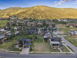 Discover luxury mountain living in this stunning contemporary home, boasting modern architecture and breathtaking views.