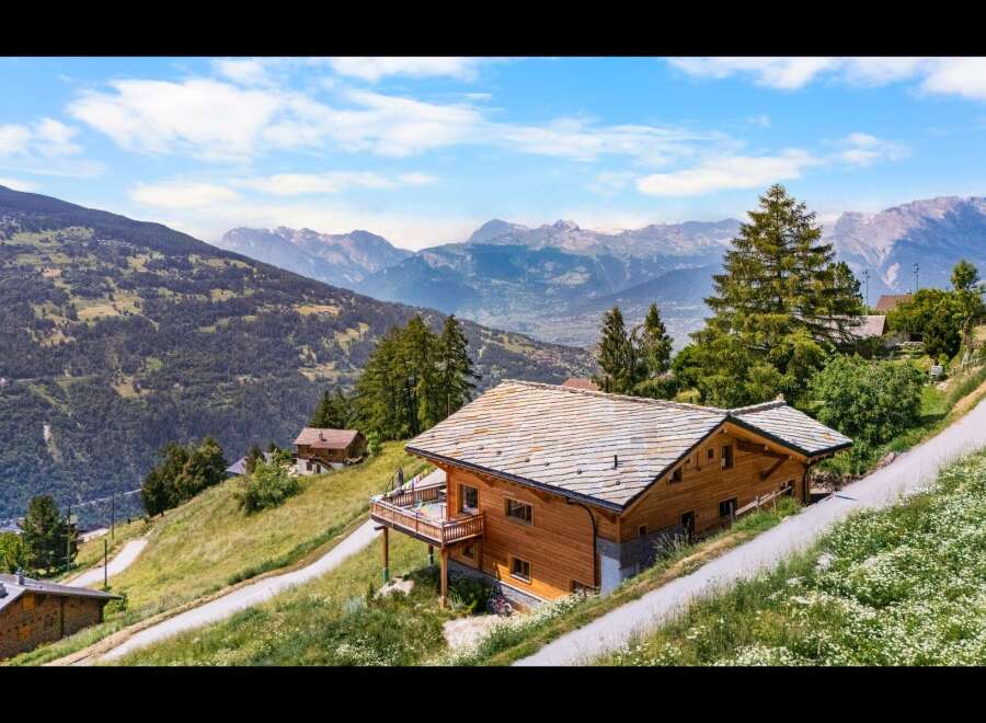 Experience breathtaking mountain views from this stunning wooden chalet, nestled on a picturesque hillside.