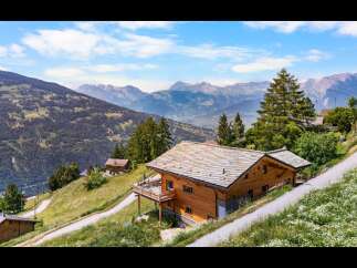 Experience breathtaking mountain views from this stunning wooden chalet, nestled on a picturesque hillside.