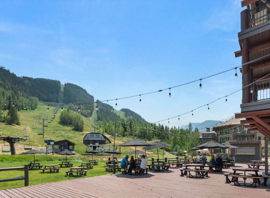 Experience the ultimate mountain lifestyle with this stunning property offering breathtaking views and convenient access to ski slopes.