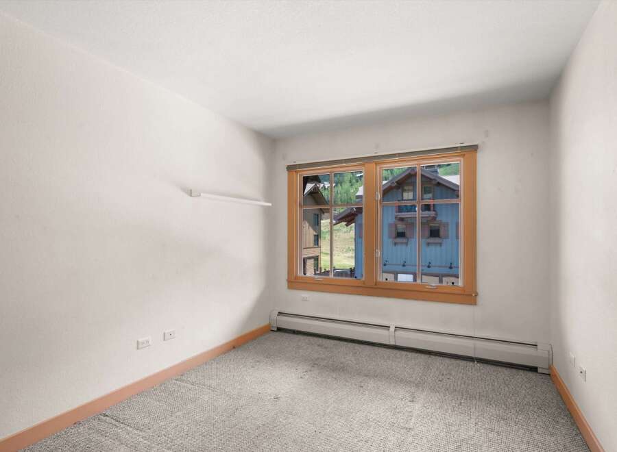 This room offers a bright and airy atmosphere, perfect for relaxation or a home office.