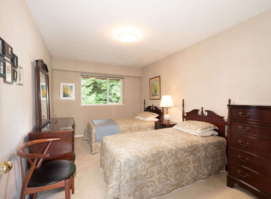 This charming bedroom features two comfortable twin beds, perfect for guests or family.