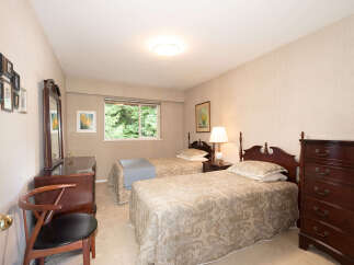This charming bedroom features two comfortable twin beds, perfect for guests or family.