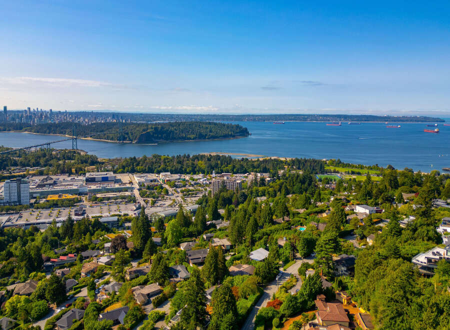 Experience breathtaking panoramic views of the city skyline, Lions Gate Bridge, and the vast ocean from this prime real estate location.