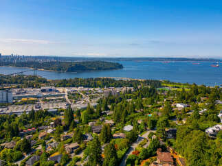 Experience breathtaking panoramic views of the city skyline, Lions Gate Bridge, and the vast ocean from this prime real estate location.